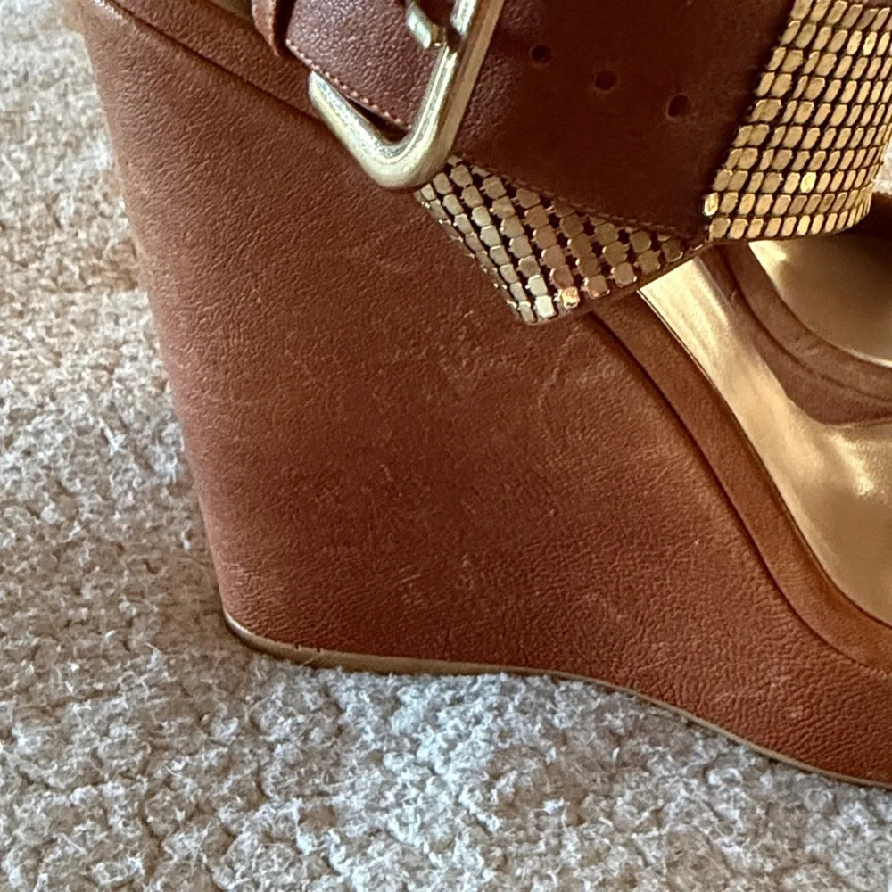 Stuart Weitzman Metallic Gold and Tan Wedges Size 10 - Picture 5 of 13
